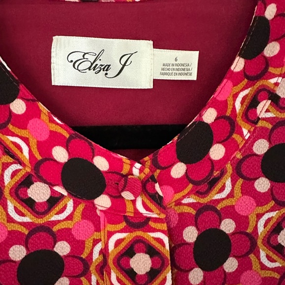 Eliza J | 3/4 Sleeve Crew Neck Short Dress | Red & Black Geometric Print Dress - Picture 8 of 10